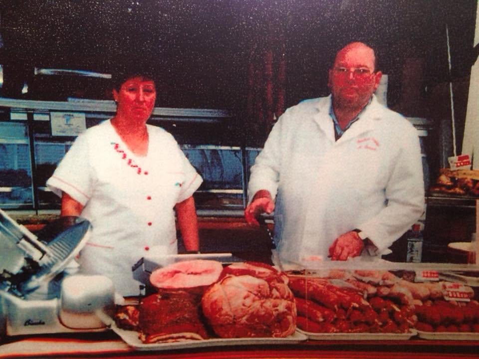 José et Monique Simon derrière le comptoir avec leurs produits