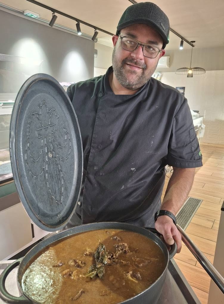Traiteur de la Boucherie Simon présentant une cocotte de carbonnade maison